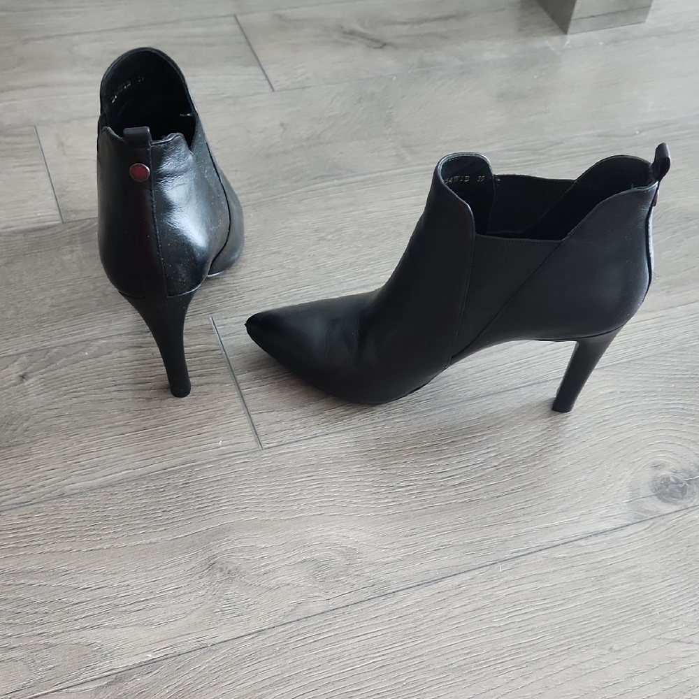 Geox Black Ankle Booties with Elegant Stiletto Heel